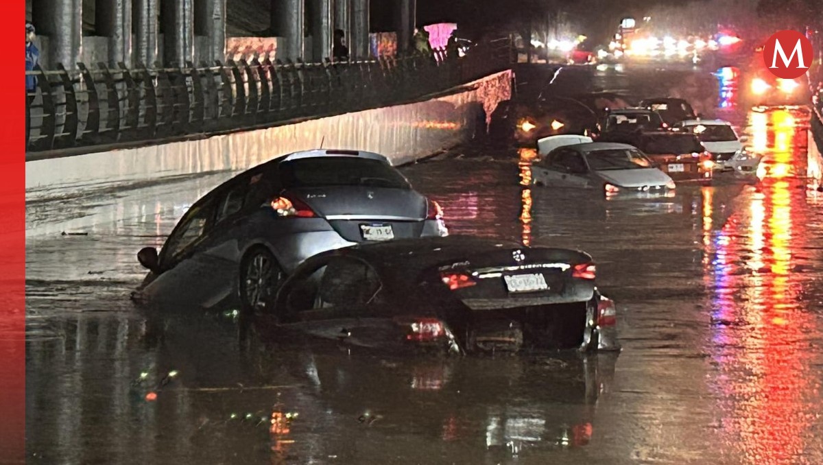 Fuertes lluvias causan caos en Naucalpan y Ciudad Satélite; vehículos varados y árboles caídos. | Especial