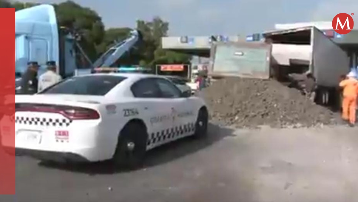 Grúas se encuentran en el lugar para retirar las unidades de carga de la autopista Peñón-Texcoco. Foto: (Especial)