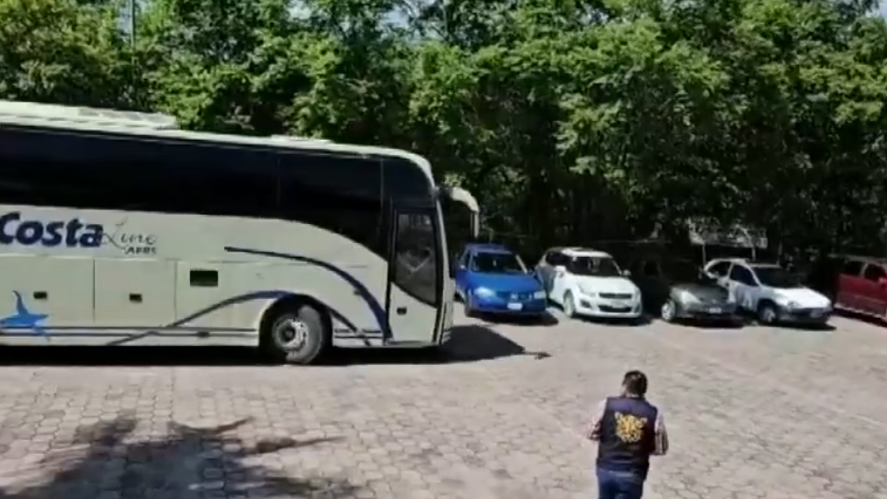 En Guerrero, padres de los 43 normalistas llegan a reunión con Evelyn Salgado