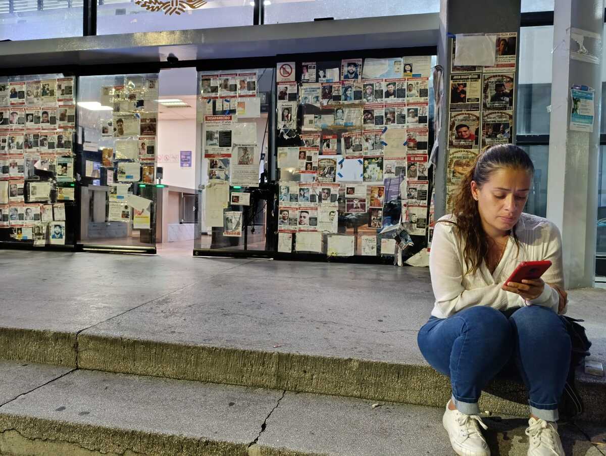 La madre de Janetzy esperó cerca de 8 horas afuera de la Fiscalía de Desaparecidos. (Vicente Torres)
