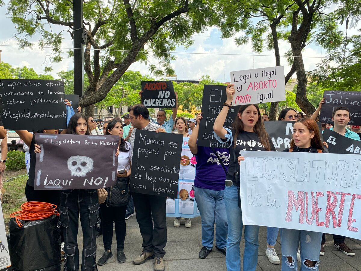 Manifestación de grupos provida en el congreso de Jalisco. (Gloria Reza)