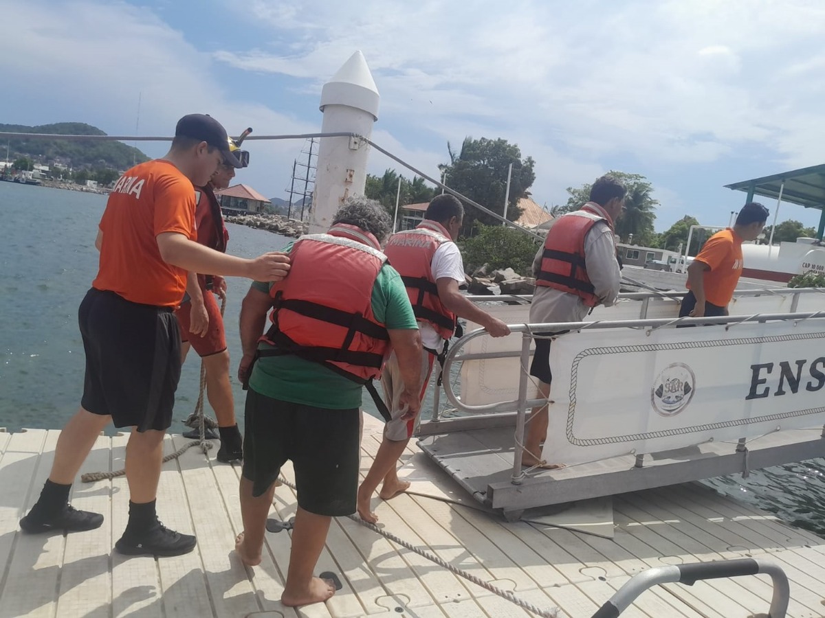 Rescate de tres personas a bordo de una embarcación en Bahía de Manzanillo.  Foto: Especial.