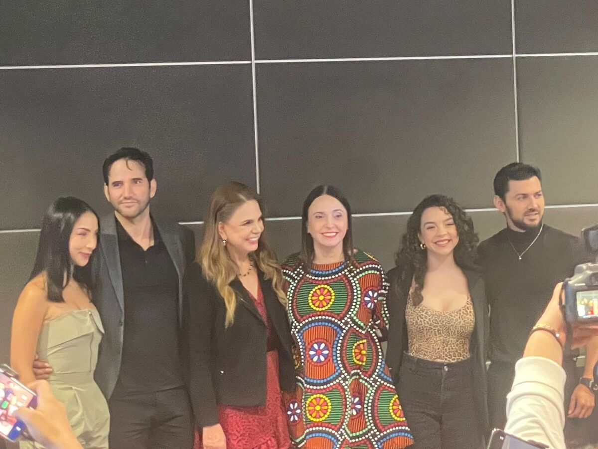 Rosy Ocampo con Natalia Cereser y elenco de Papás por conveniencia | Alejandro Membrillo