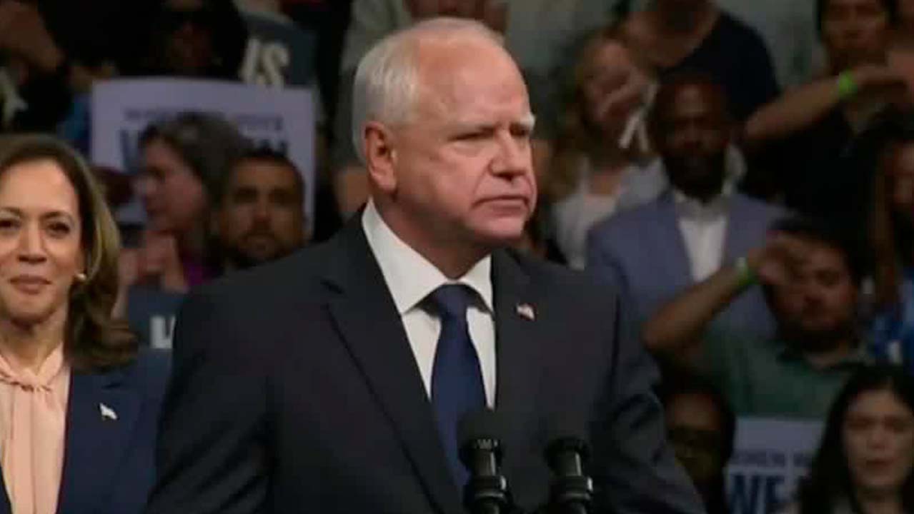 Tim Walz asiste a mitin en Filadelfia, Pensilvania, como candidato demócrata a la vicepresidencia