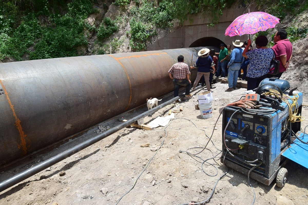 Trabajadores colocan tubería en el túnel de desagüe en Atotonilco de Tula