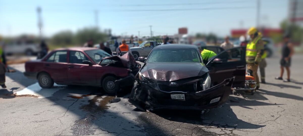 Ambos vehículos quedaron a mitad de la vialidad hasta donde se trasladaron las autoridades y una ambulancia del SAMU. | Especial