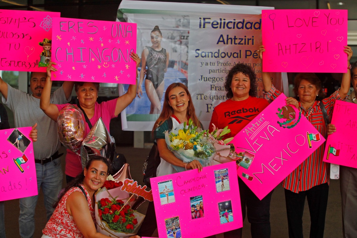 Ahtziri Sandoval fue recibida por familiares y amigos a su llegada a Guadalajara. (Fernando Carranza)