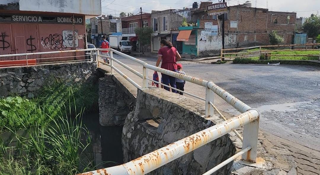 Autoridades tomaron muestra del agua de este río que atraviesa la colonia. (Pablo Núñez)