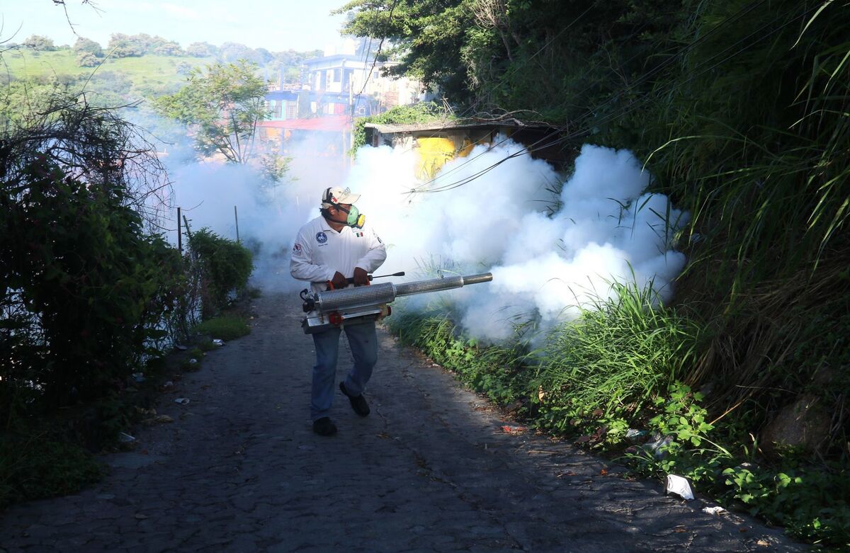 Auxiliares municipales realizan una jornada contra el dengue. | Cuartoscuro