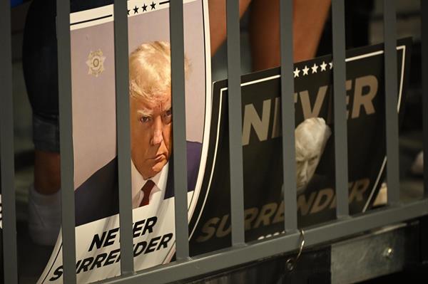 Carteles de campaña durante un mitin del candidato presidencial republicano Donald Trump en el Centro de Convocatorias del Estado de Georgia | EFE