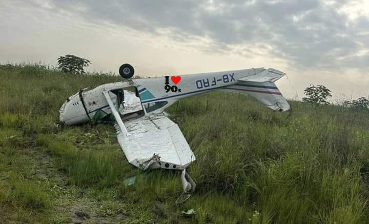 La avioneta cayó  a un costado de la pista . (Cortesía)