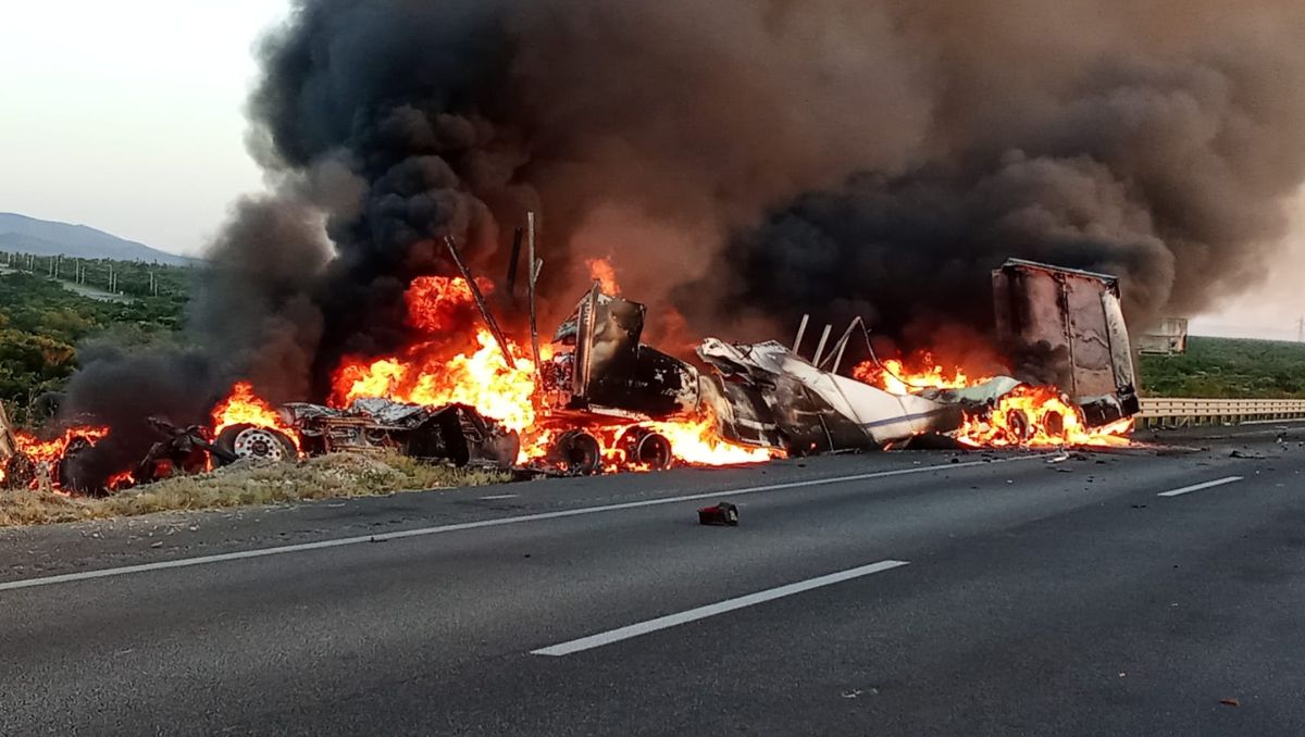 Los dos tráileres se incendiaron sobre la autopista a Nuevo Laredo. Fabricio Gallegos