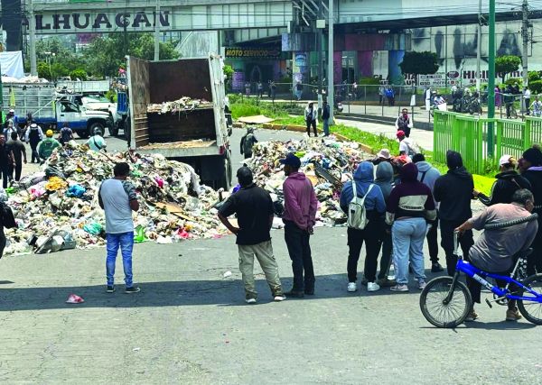 Voltearon tres camiones cargados con al menos 30 toneladas de basura. Zuleyma García