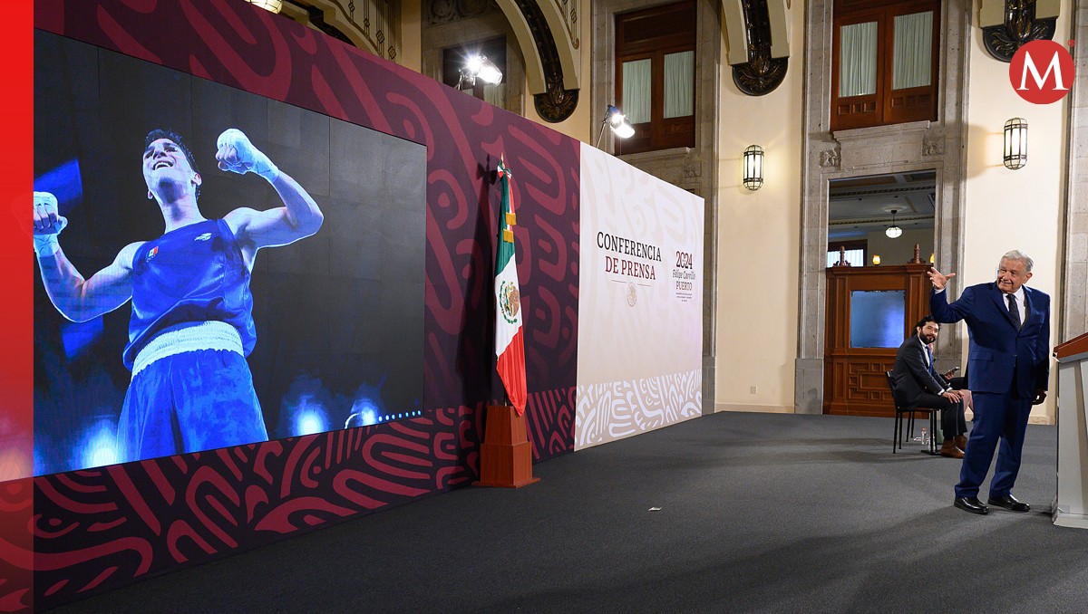 El Presidente reconoció el triunfo del boxeador Marco Verde. | Foto: Cuartoscuro