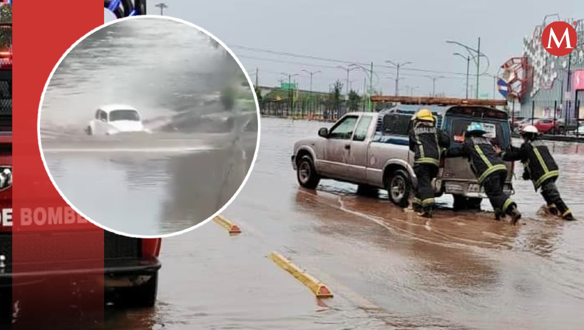 Vocho atraviesa zona anegada mientras otros vehículos quedaban varados en Pachuca