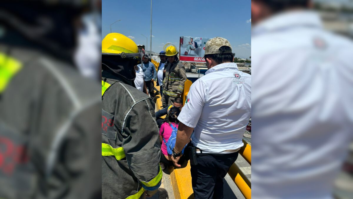 Bomberos rescatan a mujer.