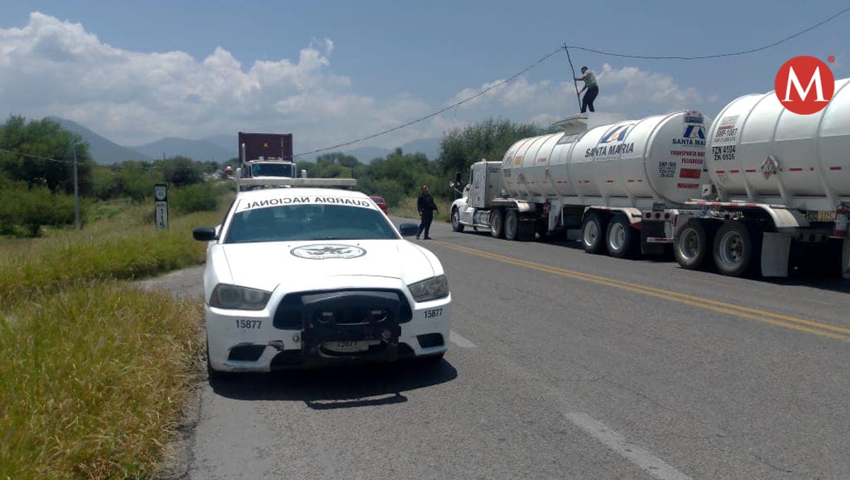 Por caída de cable de luz, cierran carretera en Tamaulipas.