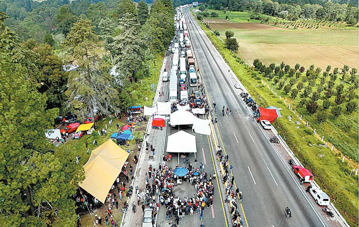 Miles de unidades quedaron varadas en la autopista. ESIMAGEN
