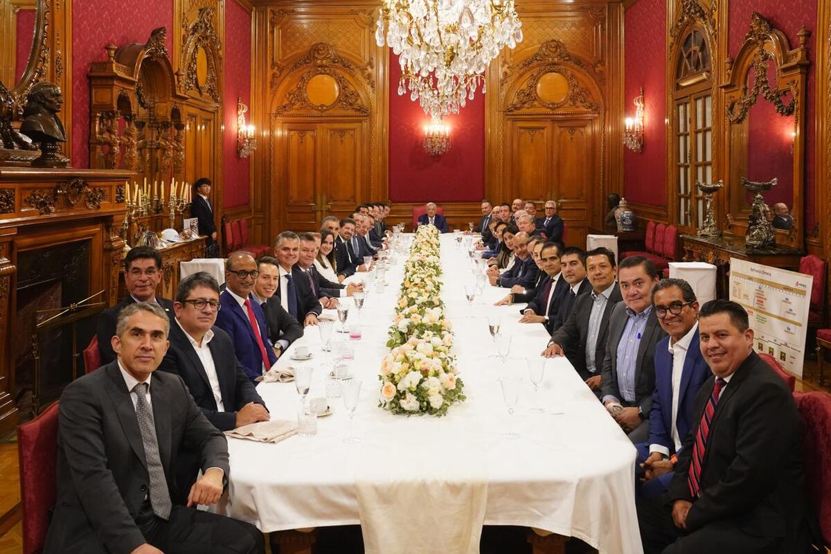AMLO agradece con cena a trabajadores de Pemex por refinería Olmeca. ESPECIAL