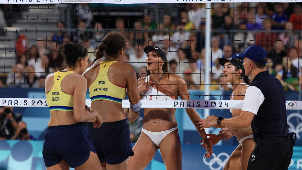 DJ calma discusión con 'Imagine' en final de voleibol de playa entre Brasil y Canadá en París 2024 (Reuters)