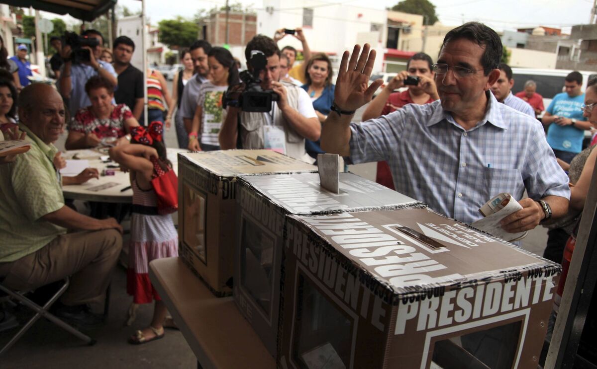 Héctor Cuén en jornada electoral del 2012. | Cuartoscuro