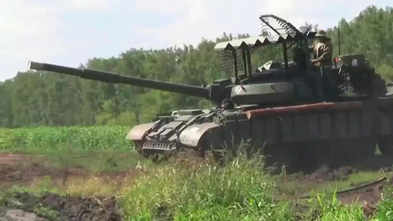 Rusia despliega tanques en la ciudad de Kursk, situada en la frontera con Ucrania