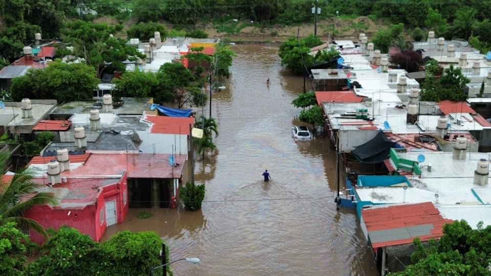 Desbordamiento de arroyo por fuertes lluvias en Colima / Especial