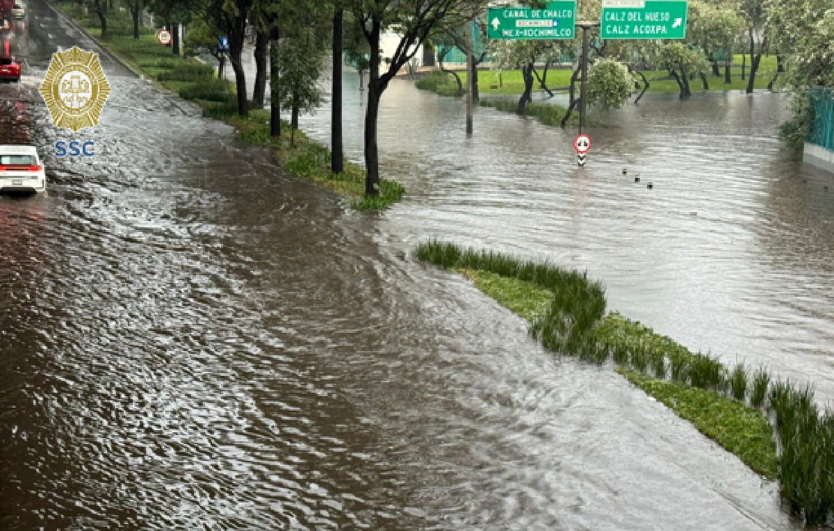 Anillo periférico inundado en Xochimilco (X/@OVIALCDMX)
