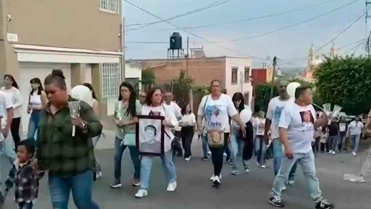 Decenas de personas marchan en Lagos de Moreno para exigir justicia por los 5 jóvenes desaparecidos