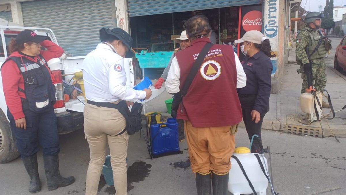 Elementos de seguridad continúan con las labores para apoyar a las familias afectadas por las inundaciones en Chalco. Foto: (Especial)