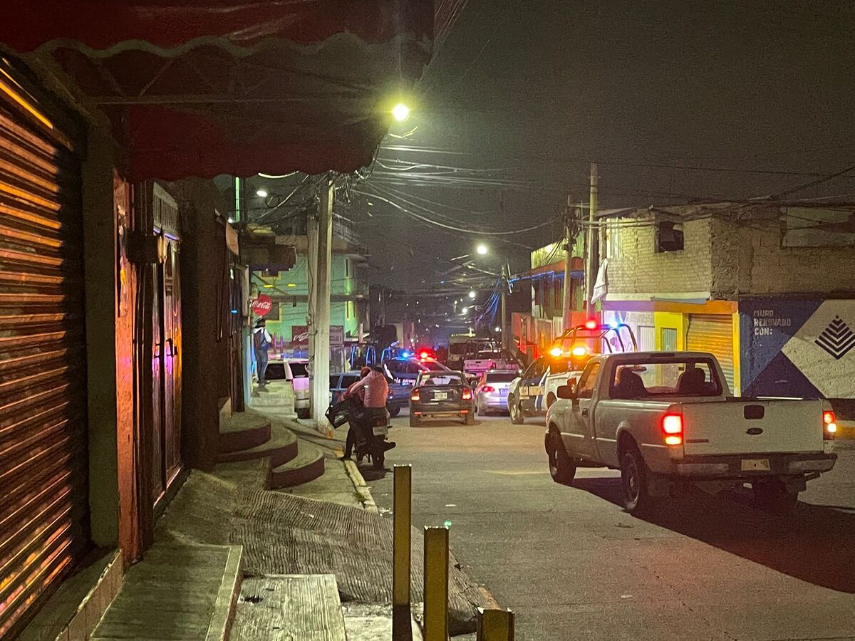 Los hombres se encontraban bebiendo cuando de repente hombres armados les dispararon