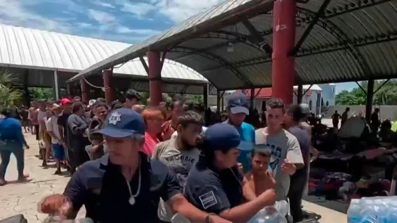 Migrantes de la 'Caravana de Jesucristo' arriban a La Venta, Oaxaca