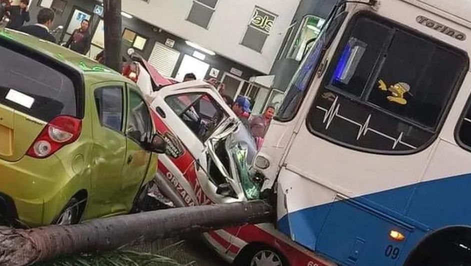 Autobús se queda sin frenos y choca contra un taxi en Orizaba
