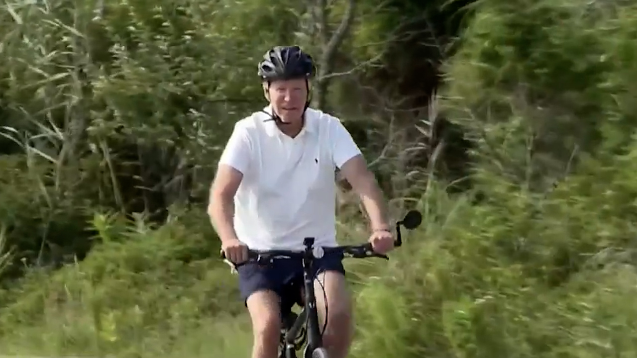 Captan a Joe Biden paseando en bicicleta en Delaware, Estados Unidos