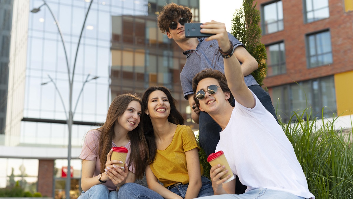 Este día busca dar a conocer internacionalmente los problemas de la juventud. (freepik.es)