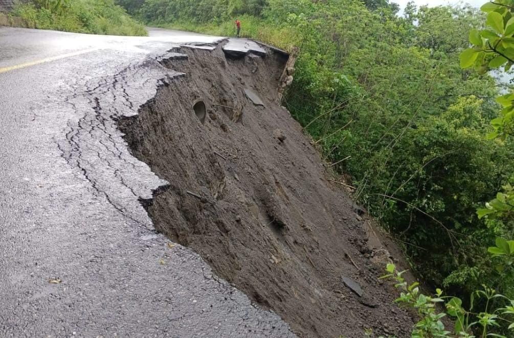 Las lluvias en la sierra hidalguense han provocado un deslave que afecta el tránsito en la carretera Huejutla-Tlanchinol