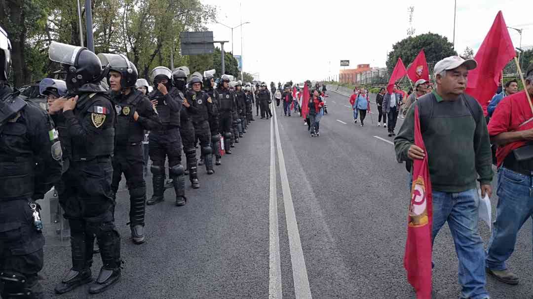 Los manifestantes han decidido caminar hacia el Zócalo capitalino para buscar ser atendidos por el Jefe de Gobierno. |Especial