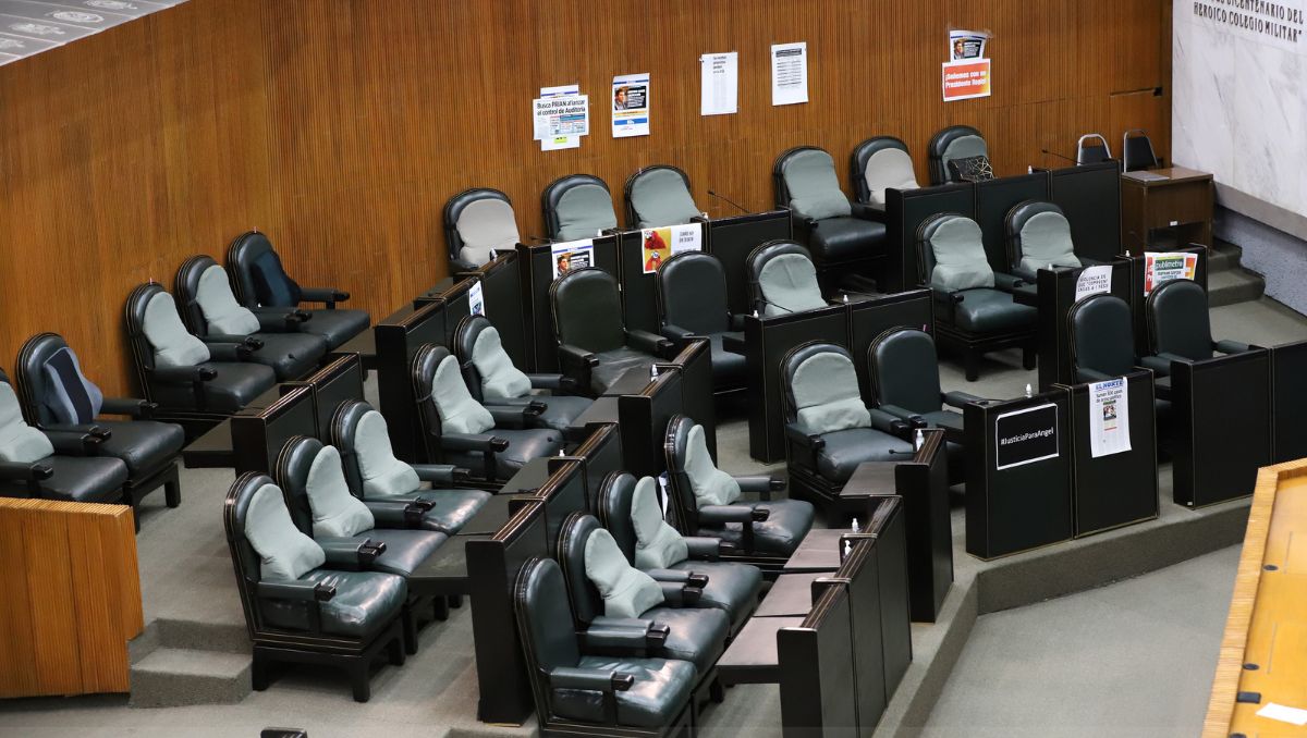 Mientras que PRI y PAN critican a MC por sus ausencias, los naranjas recriminan “megavacaciones” | Jorge López
