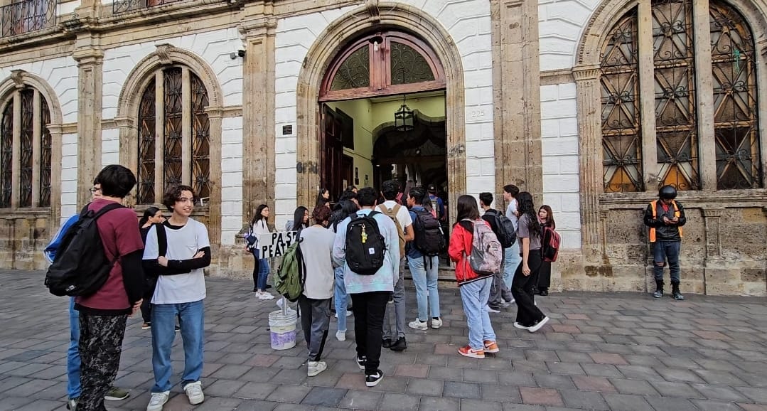 Regresan a clases estudiantes de UdeG. (Roberto Hurtado)