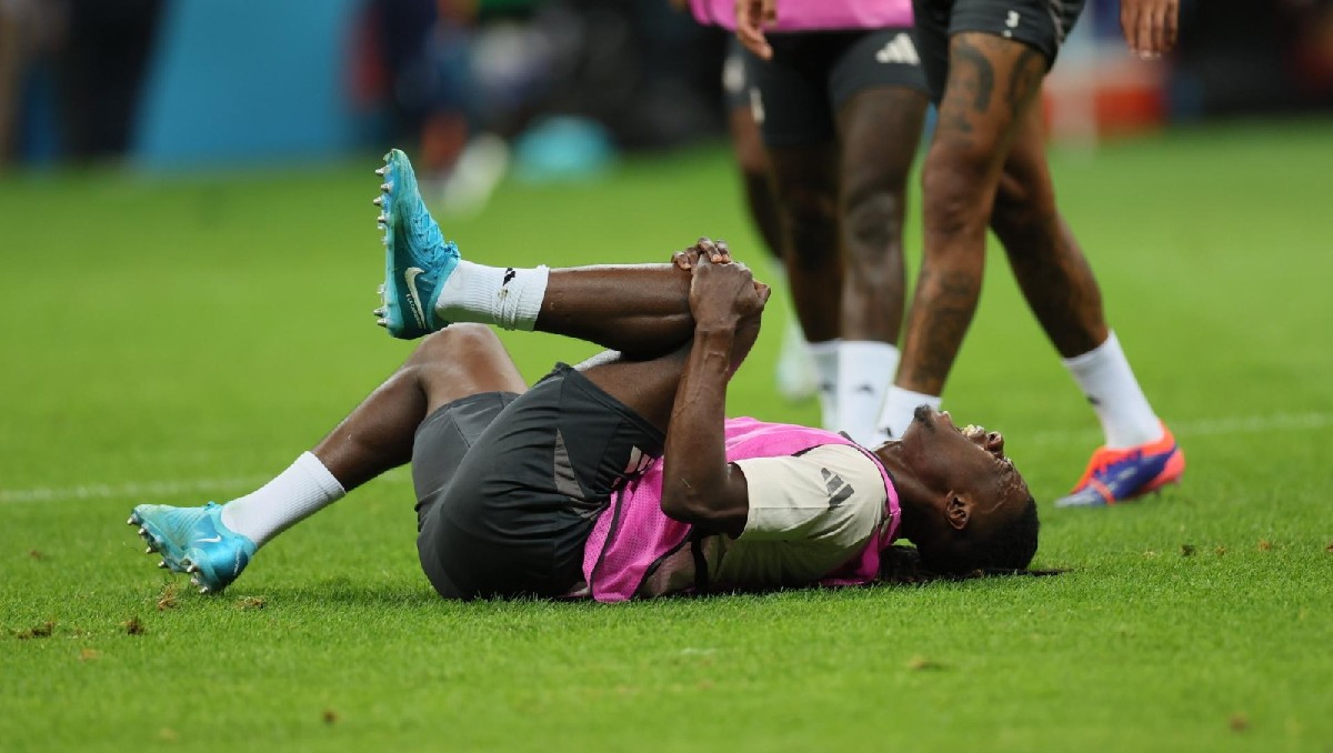 Eduardo Camavinga salió del campo por su propio pie, tras la dura entrada (EFE)