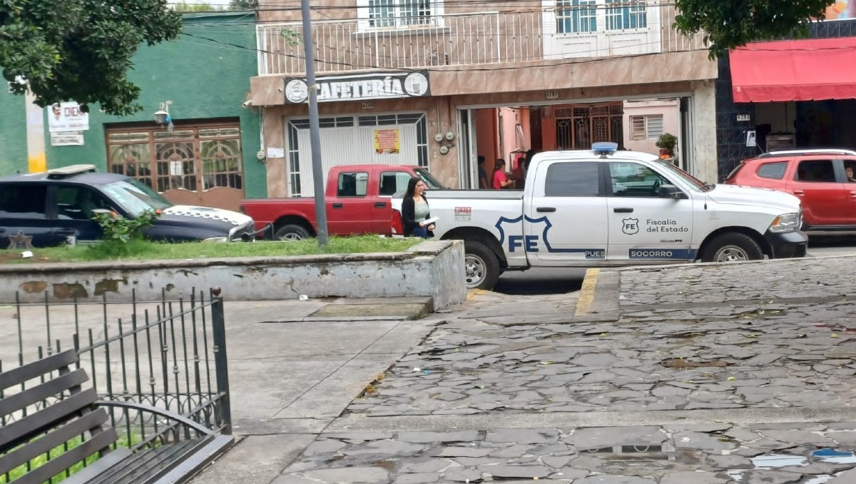 Resguardan lugar donde hombre fue hallado muerto afuera de oficina municipal en Guadalajara (Juan Carlos Munguía)