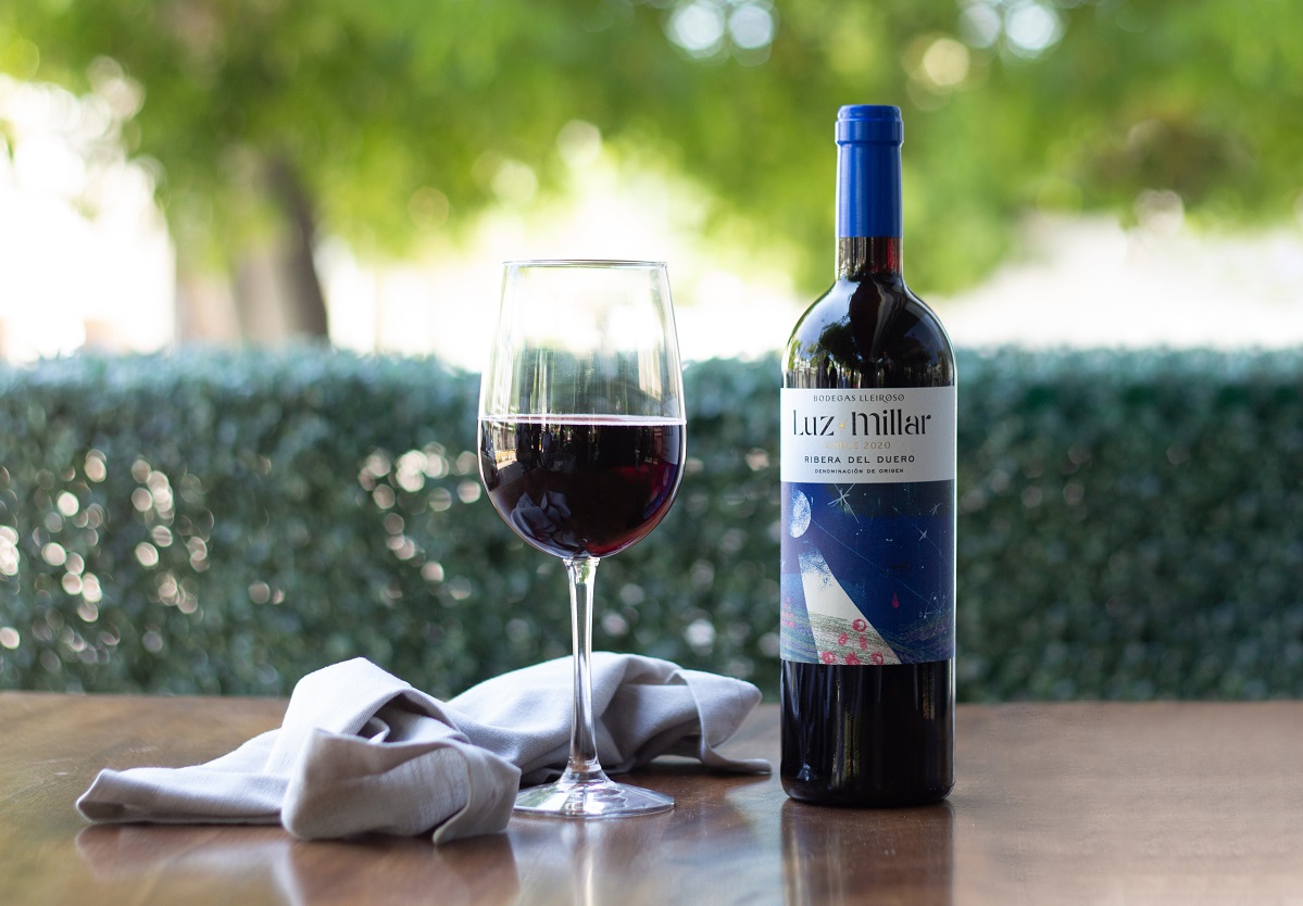 El vino de uva cien por ciento tempranillo es ideal para maridar con embutidos, quesos, guisos de pescado, arroces y pasta. (Cortesía)