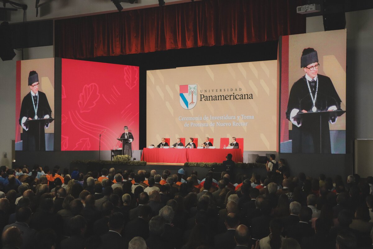 Abraham Mendoza rinde protesta como el nuevo rector de la UP en Guadalajara (Cortesía)