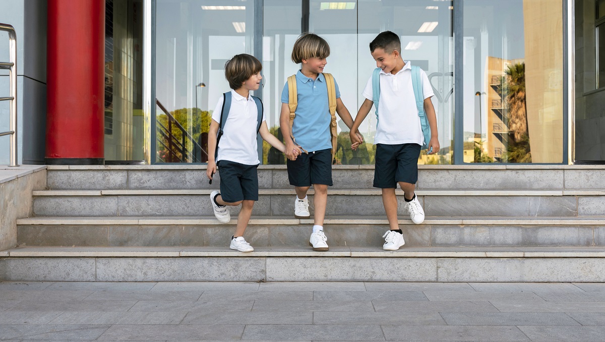 Los cambios de etapa escolar pueden traer diversas emociones, por lo que el acompañamiento de sus padres es crucial. (freepik.es)