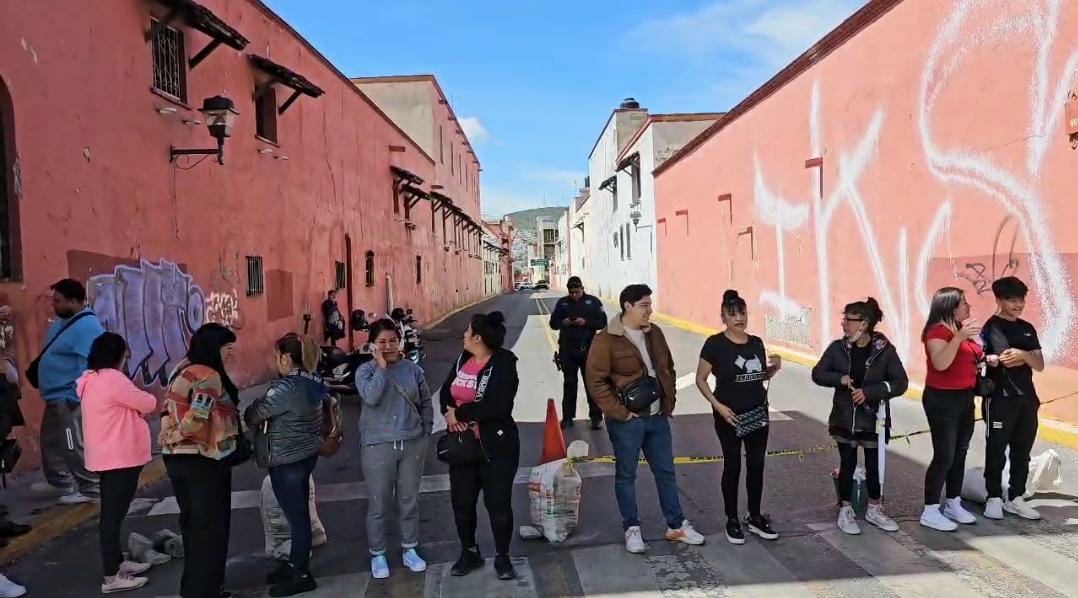 Comerciantes se manifiestan por restricciones de protección civil.