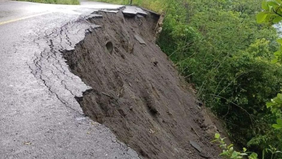 Deslave por lluvias afecta un carril en la carretera Huejutla-Tlanchinol, Hidalgo