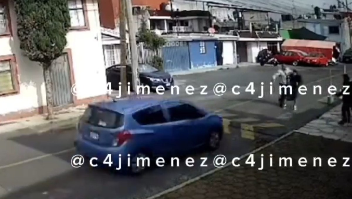 Un hombre frustró un asalto al atropellar a uno de los asaltantes en Neza. Foto: (Especial)