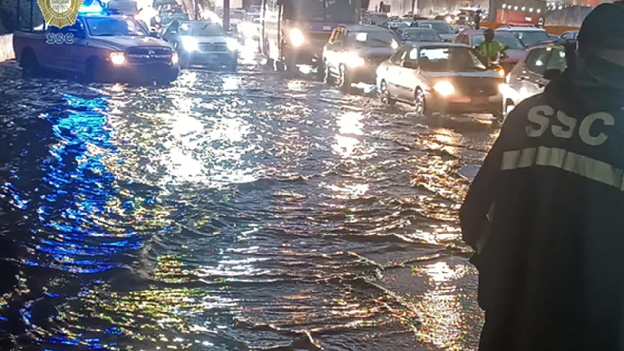 Intensas lluvias provocan afectaciones en vialidades de Ciudad de México