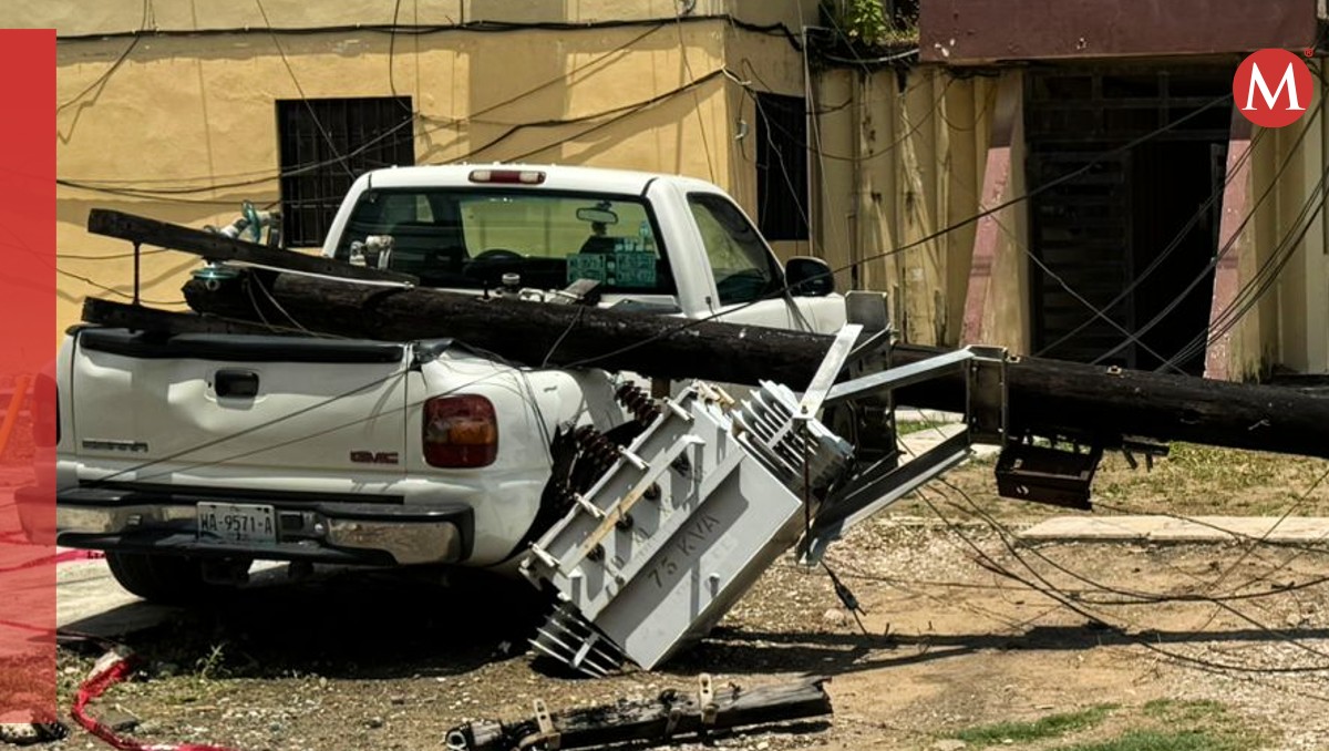 Poste de luz cae sobre camioneta estacionada en ciudad Madero
