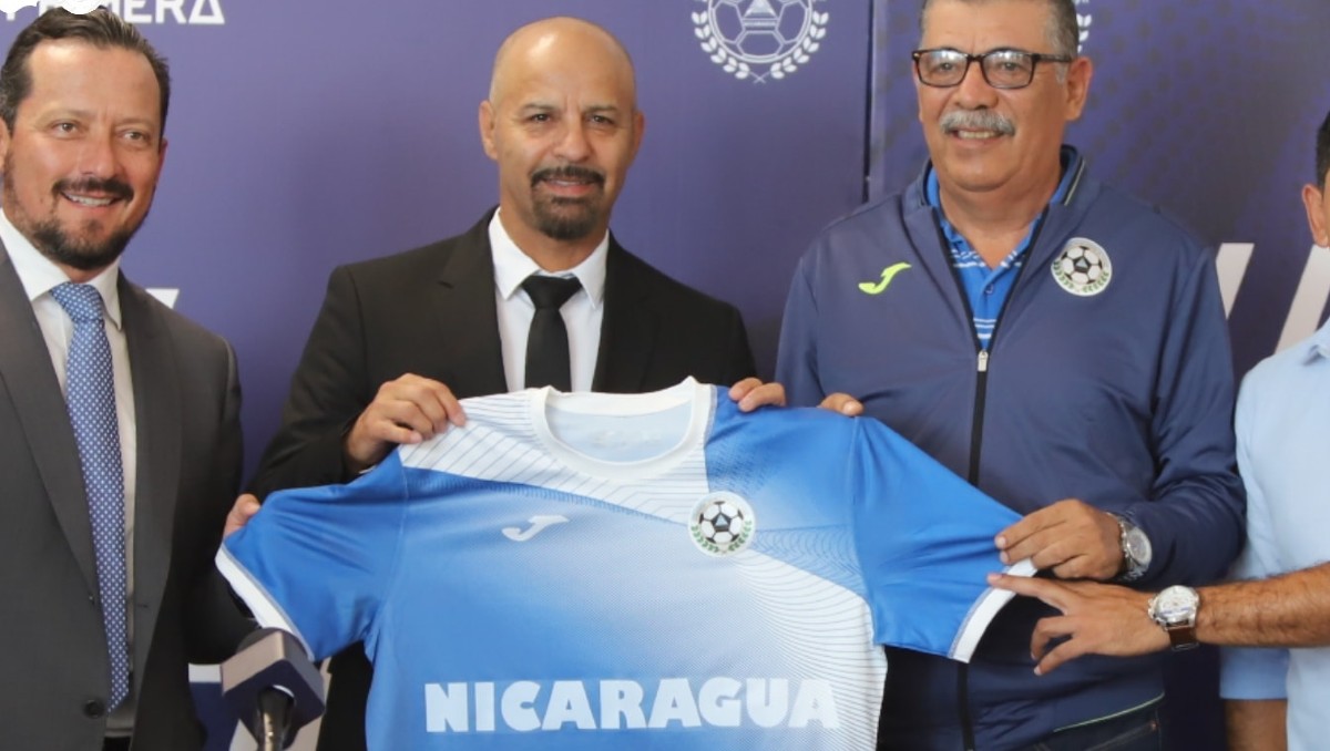 Seleccionador de Nicaragua prohíbe a sus jugadores andar en moto, tatuarse y hasta los celulares (X @Fenifutnica)